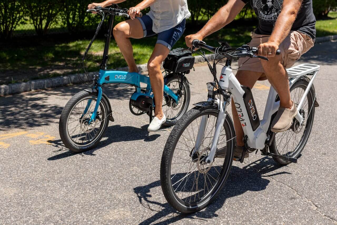 Deux personnes faisant du vélo électrique